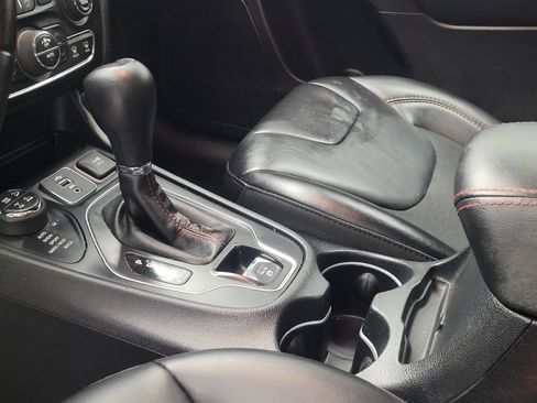 Used 2019 Jeep Cherokee Trailhawk AWD/4WD image 26