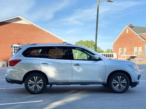 Used 2019 Nissan Pathfinder SV AWD/4WD image 7