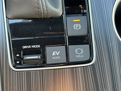 Used 2023 Toyota Sienna Platinum image 32