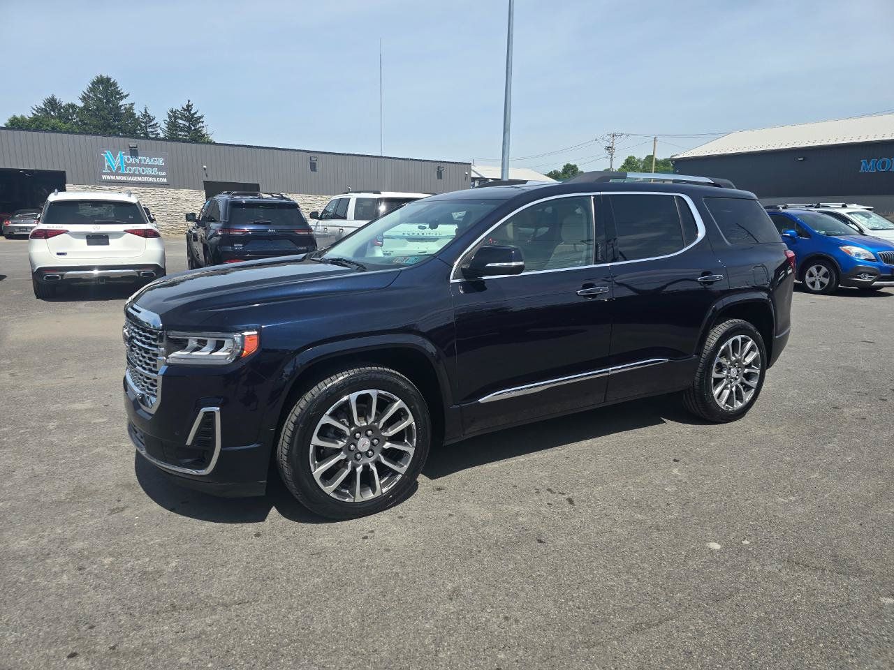 Used 2022 GMC Acadia Denali w/ Denali Ultimate Package AWD/4WD image 3