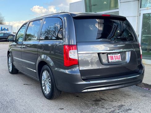 Used 2016 Chrysler Town & Country Touring-L image 8