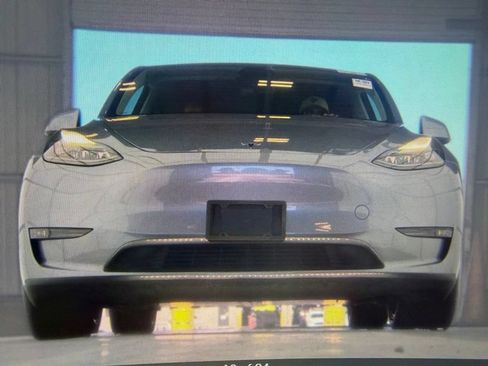 Used 2024 Tesla Model Y Long Range AWD/4WD image 9