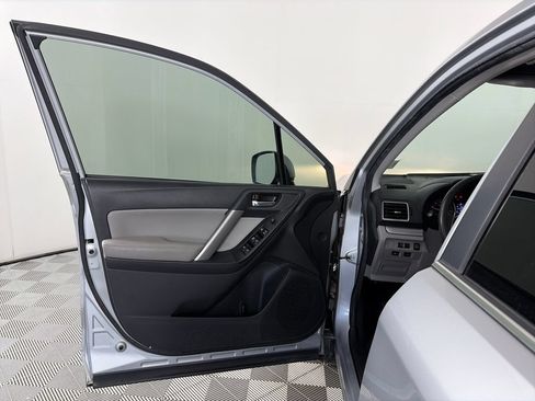Used 2016 Subaru Forester 2.5i Limited AWD/4WD image 10