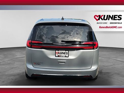 Used 2023 Chrysler Pacifica Touring-L FWD image 9