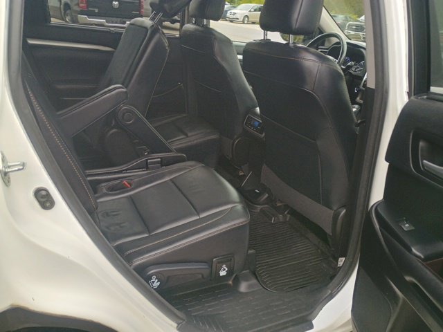 Used 2017 Toyota Highlander XLE AWD/4WD image 18