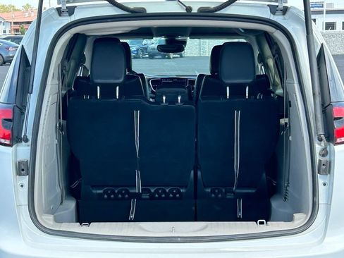 Used 2023 Chrysler Pacifica Touring-L FWD image 33