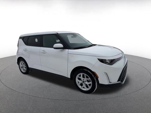 Used 2025 Kia Soul LX w/ LX Technology Package image 2