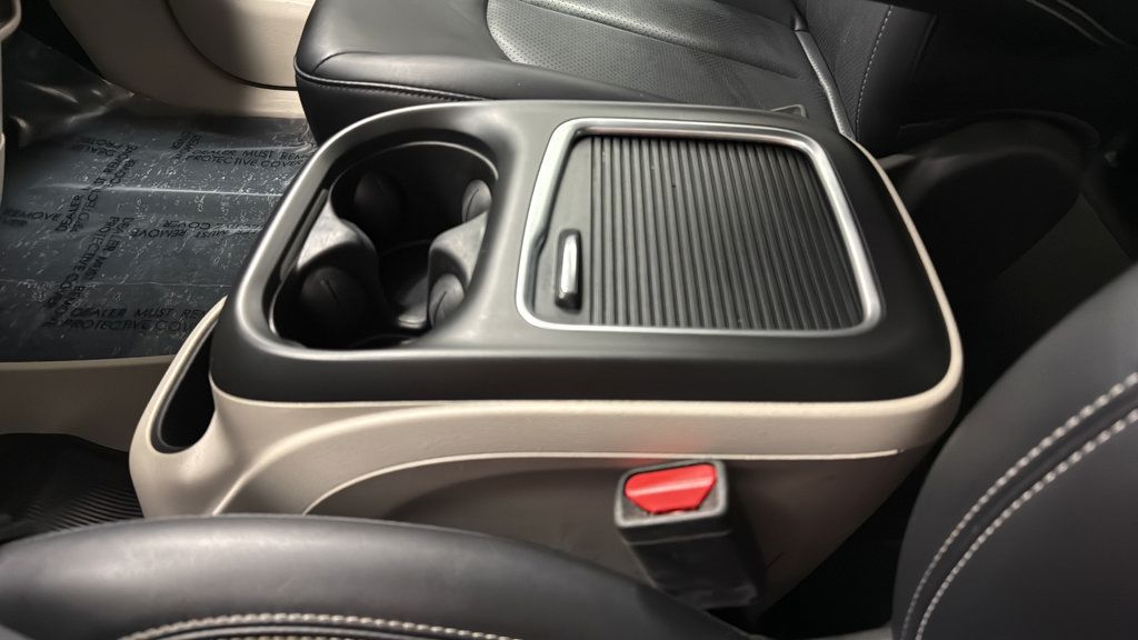 Used 2024 Chrysler Pacifica Touring-L FWD image 19