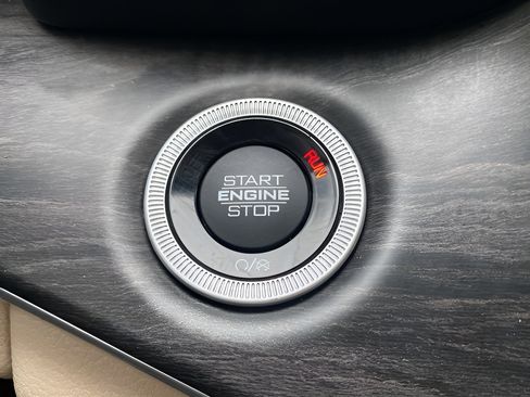 Used 2022 Jeep Grand Cherokee Limited w/ Luxury Tech Group II image 21