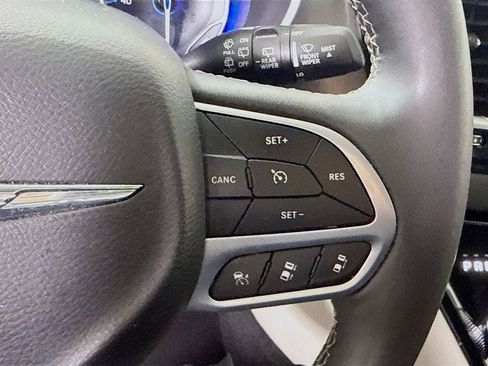 Used 2024 Chrysler Pacifica Touring-L FWD image 22