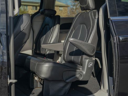 Used 2024 Chrysler Pacifica Touring-L image 24