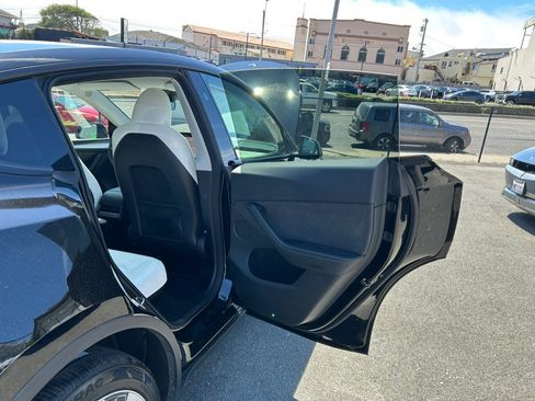Used 2024 Tesla Model Y Long Range AWD/4WD image 34