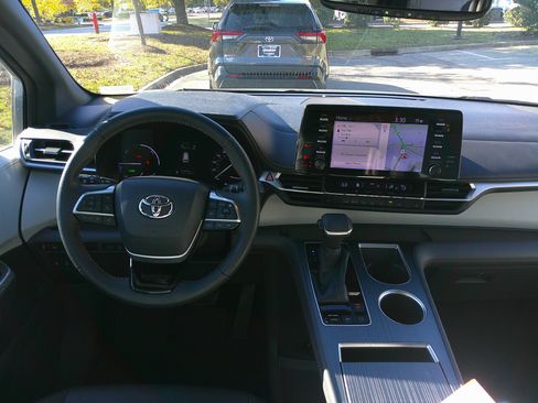 Used 2021 Toyota Sienna XSE image 32