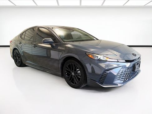 Used 2025 Toyota Camry SE FWD image 3