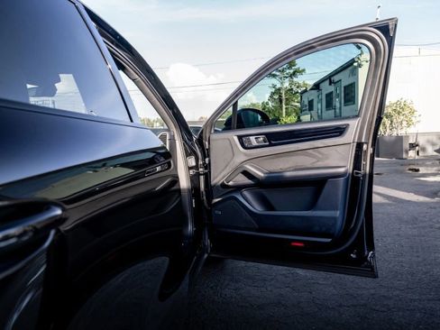 Used 2022 Porsche Cayenne Coupe image 52