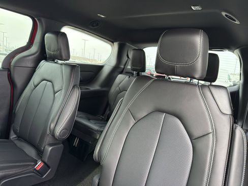 New 2026 Chrysler Pacifica Select image 32