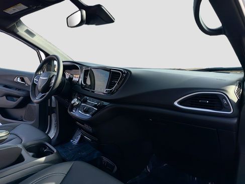 Used 2025 Chrysler Voyager LX image 5