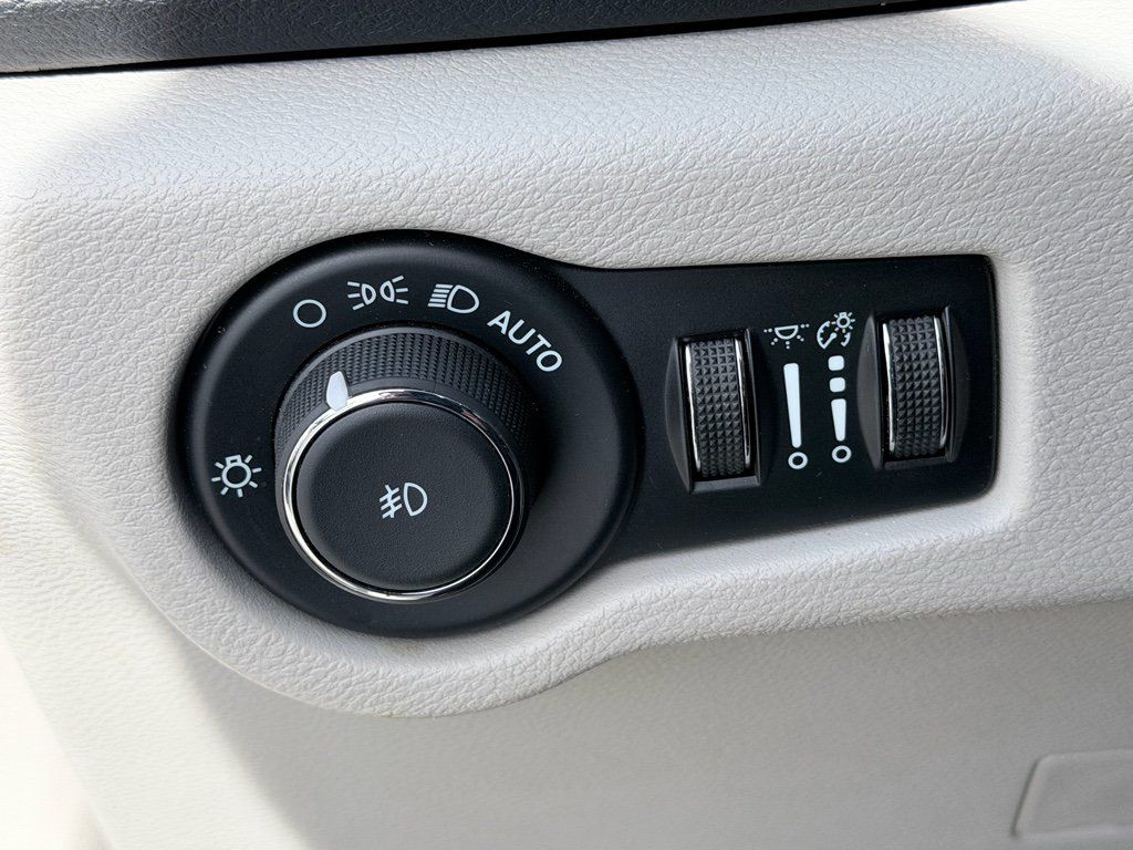 Used 2024 Chrysler Pacifica Touring-L FWD image 11