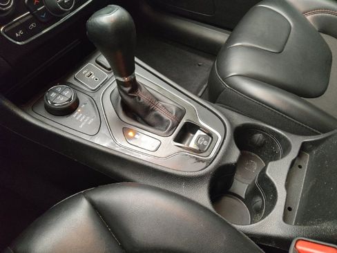 Used 2022 Jeep Cherokee Trailhawk image 26