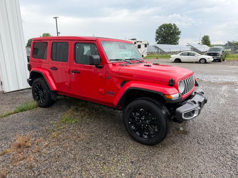 Used 2025 Jeep Wrangler Unlimited Sahara w/ Safety Group AWD/4WD image 8