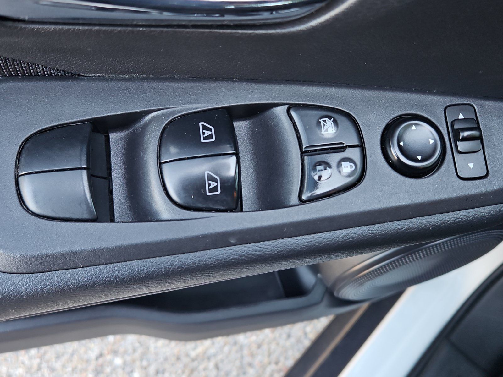 Used 2023 Nissan Kicks SV FWD image 30