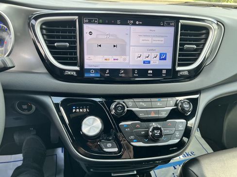 Used 2025 Chrysler Pacifica Select FWD image 11