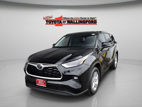 Used 2023 Toyota Highlander LE AWD/4WD image 1