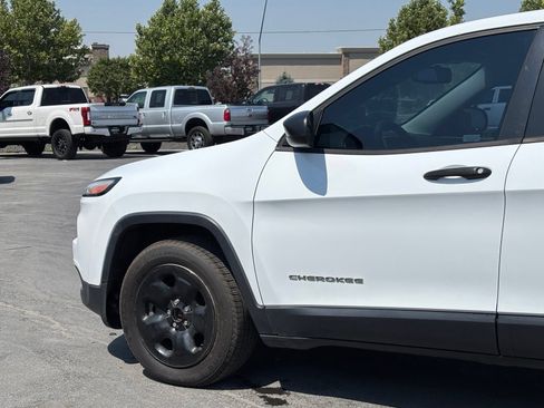 Used 2014 Jeep Cherokee Sport FWD image 6