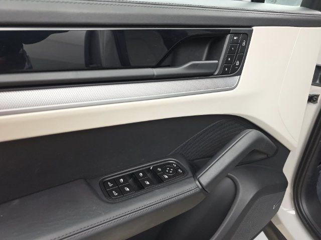Used 2024 Porsche Cayenne AWD/4WD image 24