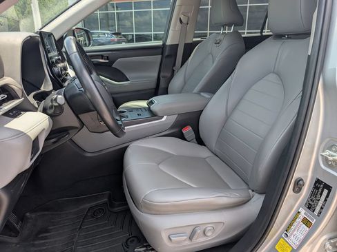 Used 2020 Toyota Highlander XLE FWD image 11