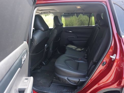 Used 2021 Toyota Highlander XLE FWD image 16