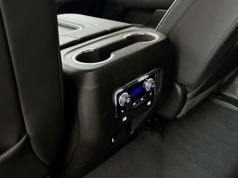 Used 2024 GMC Yukon XL SLT w/ SLT Luxury Package image 28