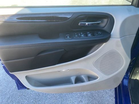 Used 2018 Dodge Grand Caravan SE w/ UConnect Hands-Free Group image 11
