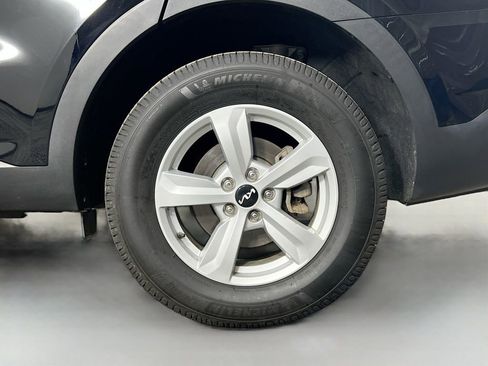 Used 2023 Kia Sorento LX image 28