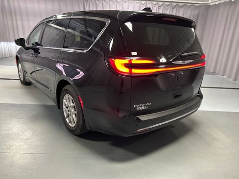 Used 2024 Chrysler Pacifica Touring-L image 5