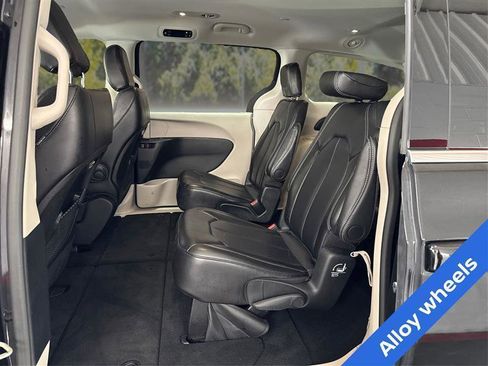 Used 2024 Chrysler Pacifica Touring-L FWD image 10