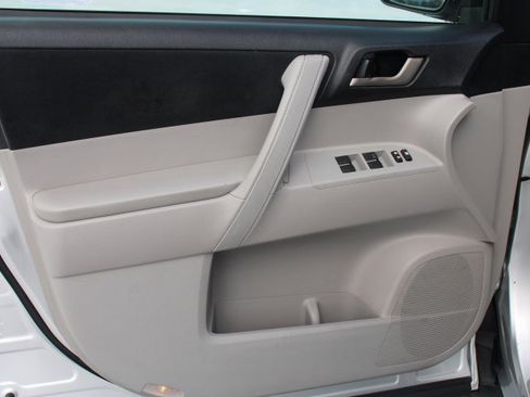 Used 2011 Toyota Highlander 2WD w/ Tech Pkg image 10