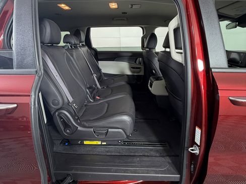 Used 2024 Kia Carnival LX image 6