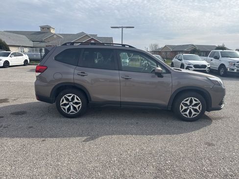 Used 2023 Subaru Forester Premium image 12