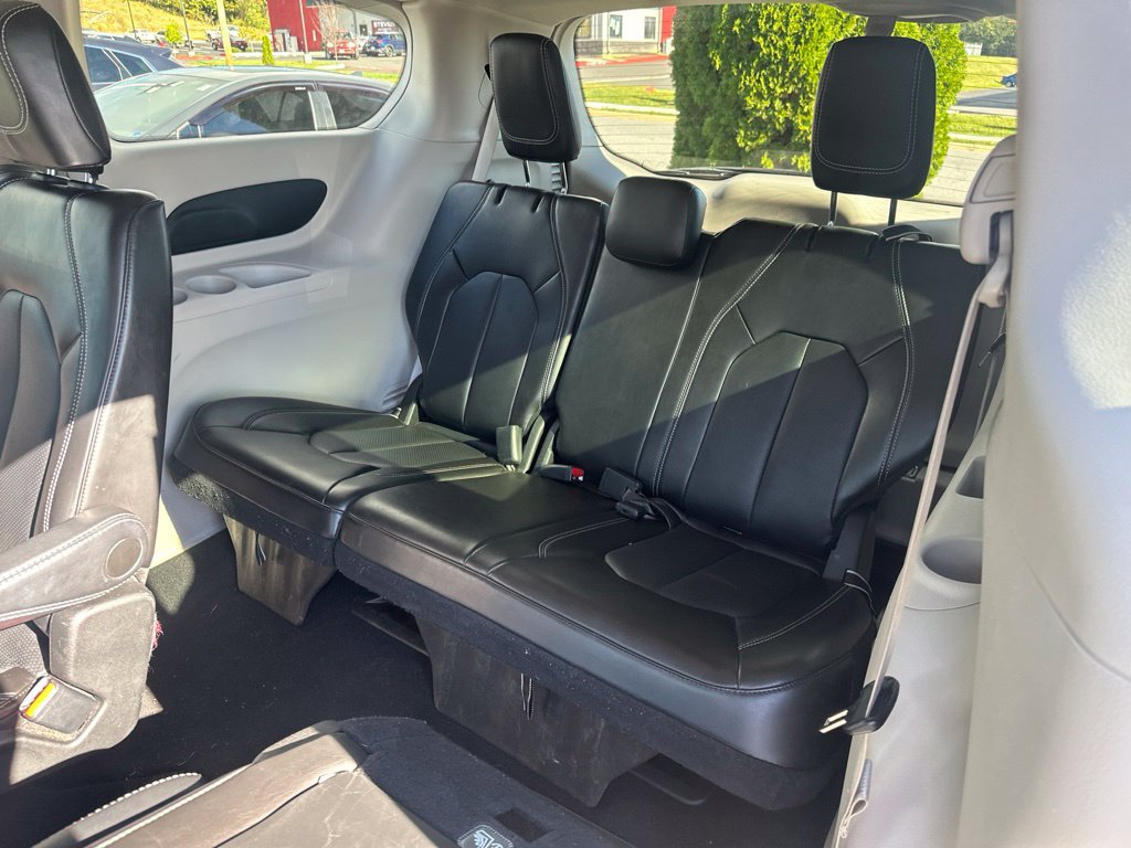 Used 2024 Chrysler Pacifica Touring-L FWD image 11