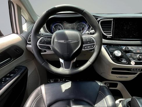 Used 2024 Chrysler Pacifica Touring-L FWD image 9
