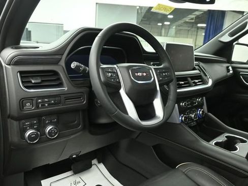 Used 2023 GMC Yukon XL SLT w/ SLT Premium Package AWD/4WD image 11