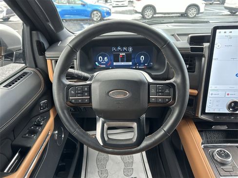 Used 2024 Ford Expedition Platinum image 14