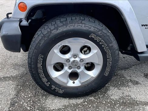 Used 2015 Jeep Wrangler Unlimited Sahara w/ Connectivity Group AWD/4WD image 11