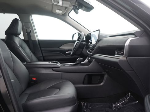 Used 2025 Toyota Grand Highlander AWD image 12