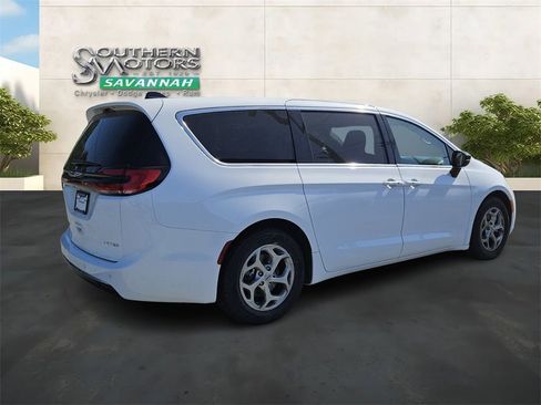 Used 2024 Chrysler Pacifica Limited FWD image 5