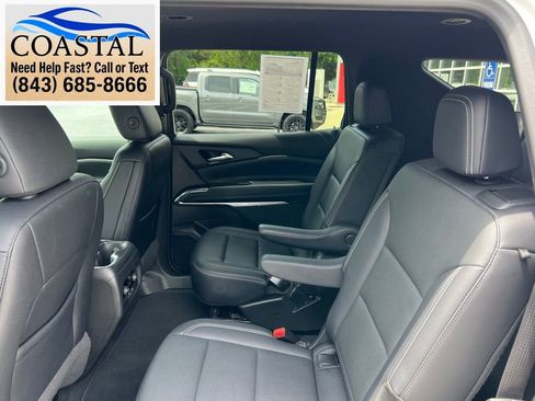 Used 2025 Chevrolet Traverse LT FWD image 16
