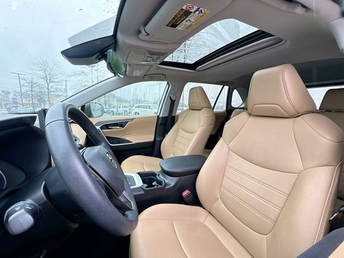 Used 2021 Toyota RAV4 XLE Premium image 10