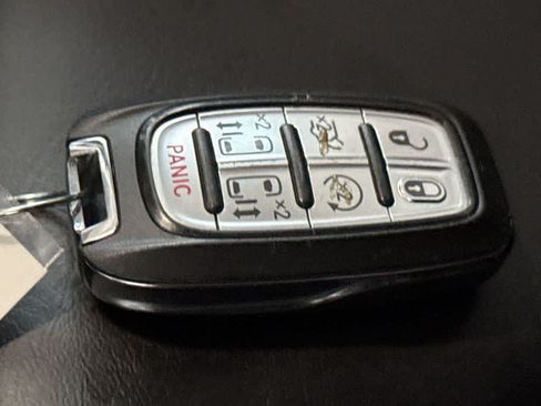 Used 2023 Chrysler Pacifica Touring-L FWD image 28