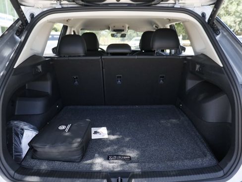 Certified 2025 Volkswagen Tiguan SE FWD image 30